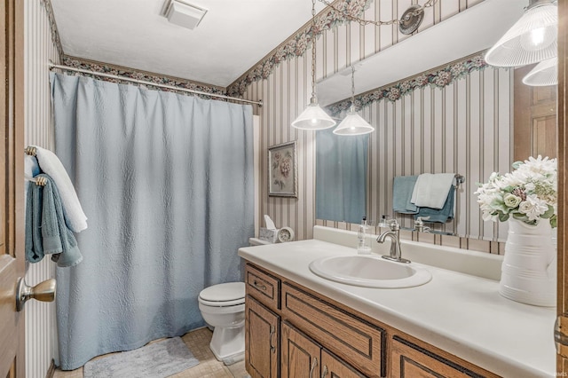 bathroom with a shower with curtain, vanity, and toilet