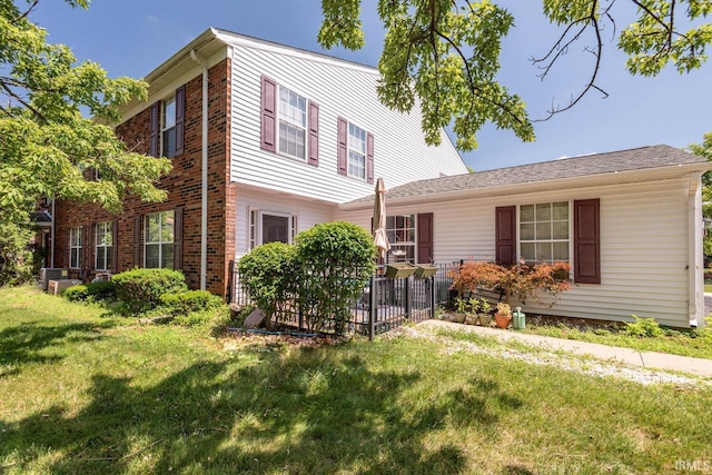 view of front of home featuring a front lawn