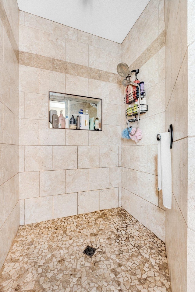 bathroom featuring tiled shower