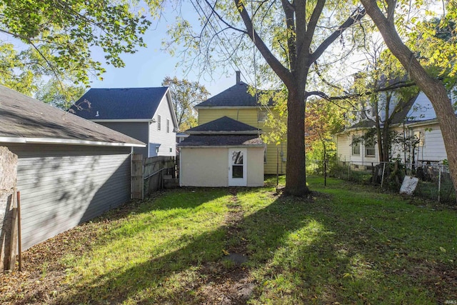 view of yard featuring an outdoor structure