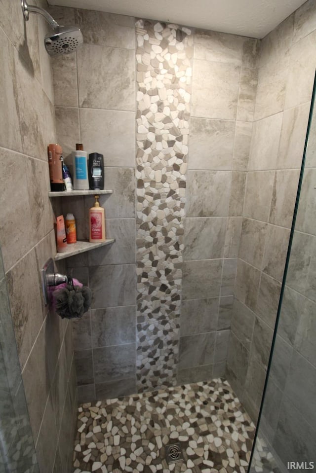 bathroom featuring a tile shower