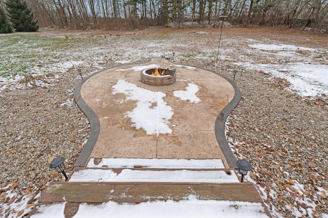 view of yard featuring a fire pit