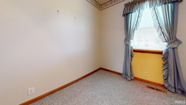 unfurnished room featuring carpet floors