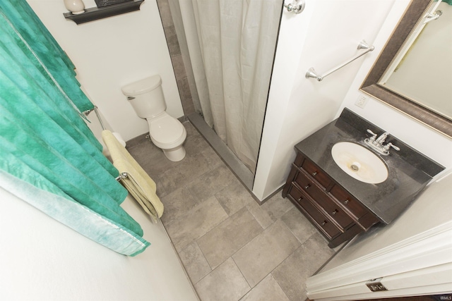 bathroom featuring a shower with curtain, vanity, and toilet