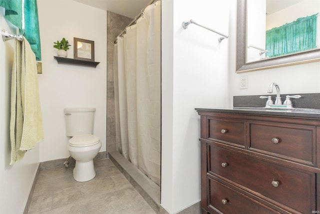 bathroom featuring a shower with shower curtain, vanity, and toilet