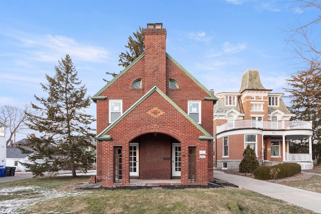 view of front facade featuring a porch and a front lawn