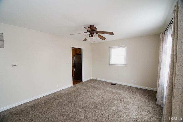 unfurnished room with carpet flooring and ceiling fan