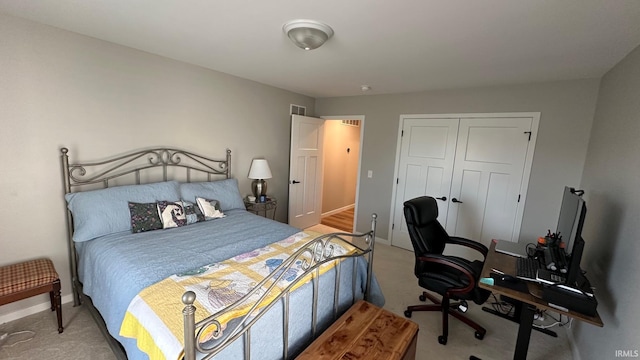 bedroom featuring carpet flooring and a closet