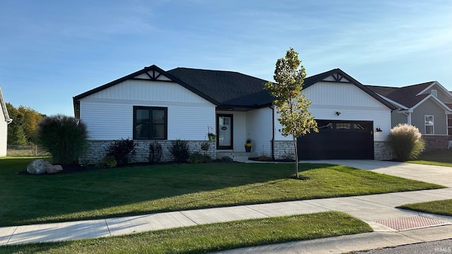 view of front of property featuring a front yard and a garage