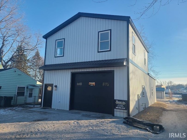 view of front of property featuring a garage