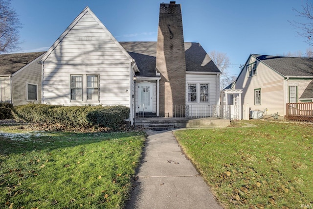 view of front facade with a front lawn