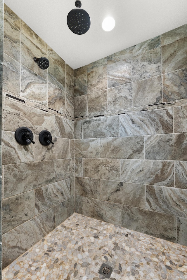 bathroom featuring a tile shower