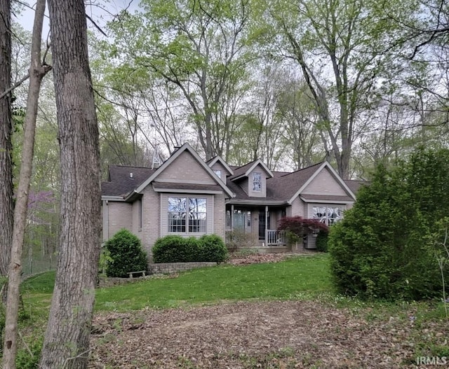 view of front of house featuring a front lawn