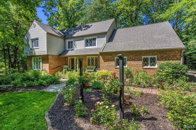 view of front property featuring a front yard