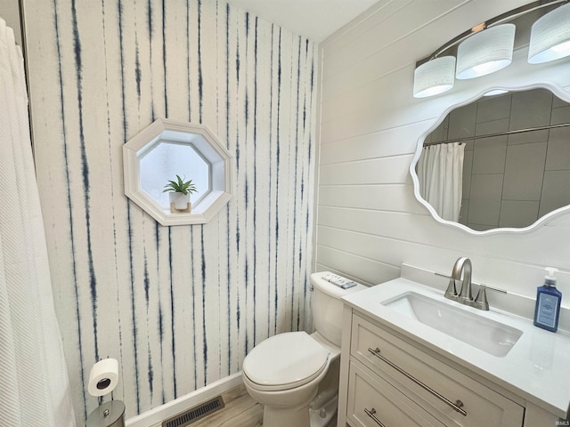 bathroom featuring a shower with curtain, vanity, and toilet