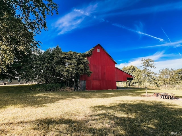 view of yard featuring an outbuilding