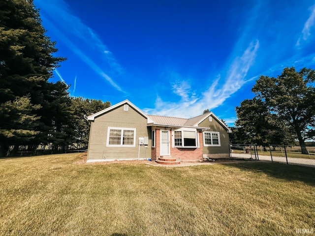 single story home with a front lawn