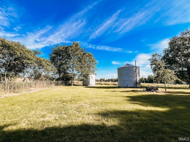 view of yard featuring a storage shed