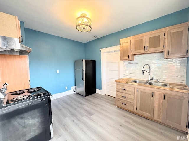 kitchen with stainless steel refrigerator, electric range, sink, light hardwood / wood-style floors, and decorative backsplash