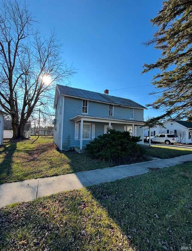 view of front of property featuring a front yard