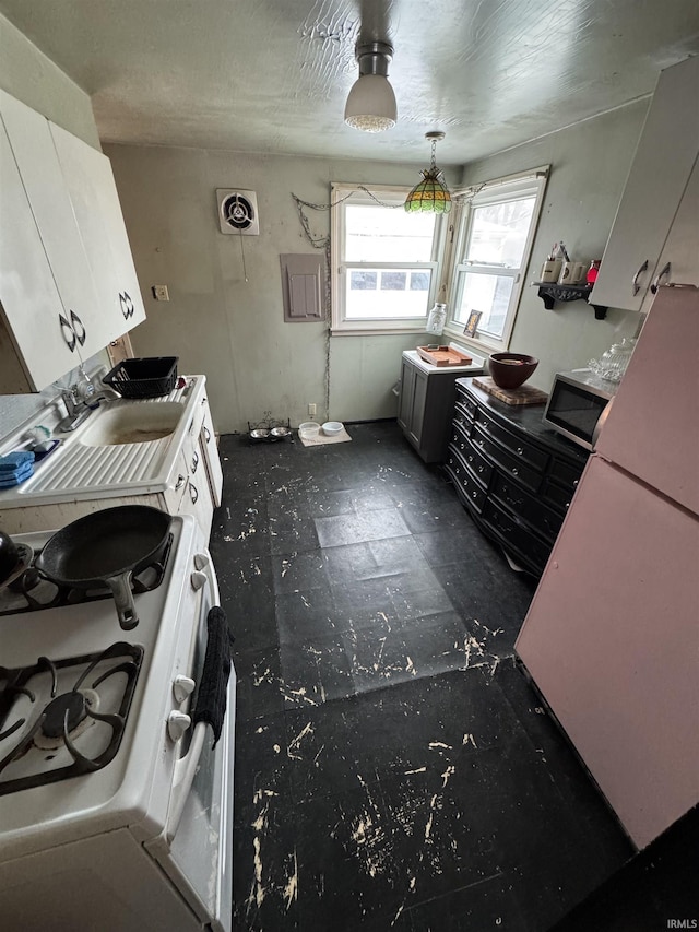 kitchen featuring a sink, visible vents, stainless steel microwave, and gas range gas stove