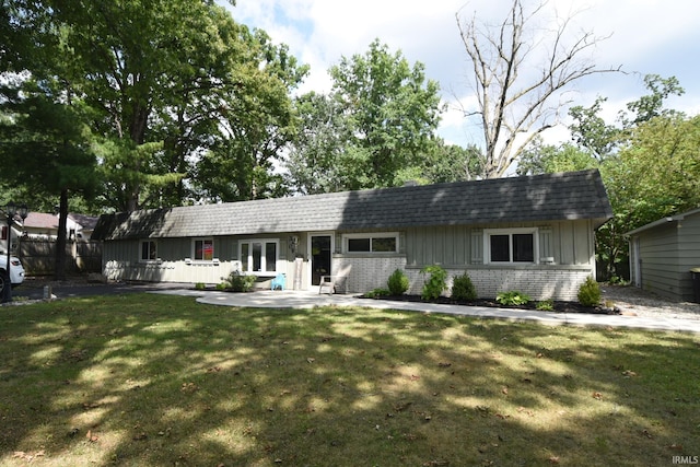 single story home featuring a front lawn