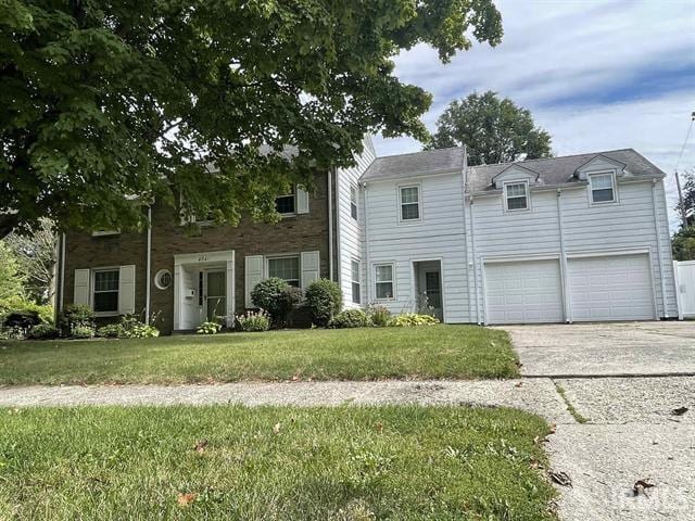 view of front of property featuring a front yard and a garage