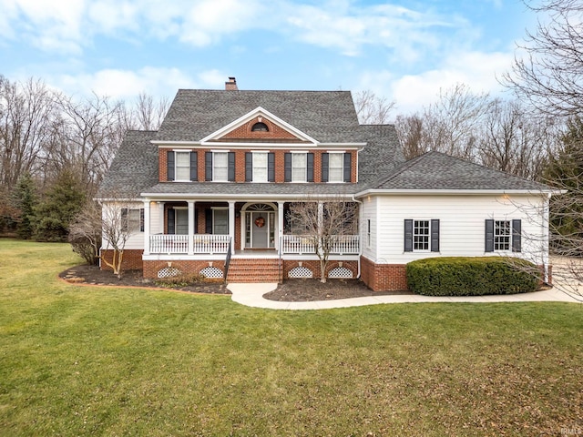 view of front of property featuring a front lawn and a porch