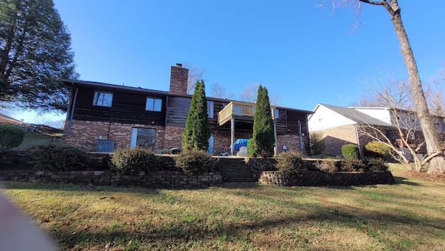 view of front of property featuring a front yard