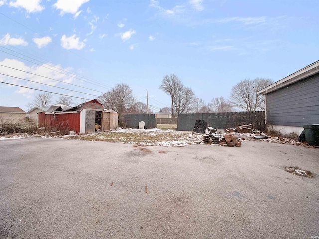 view of yard with a storage shed