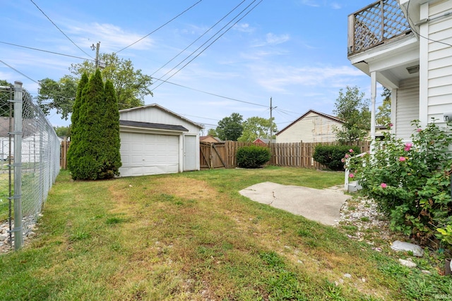 view of yard featuring a garage and an outdoor structure