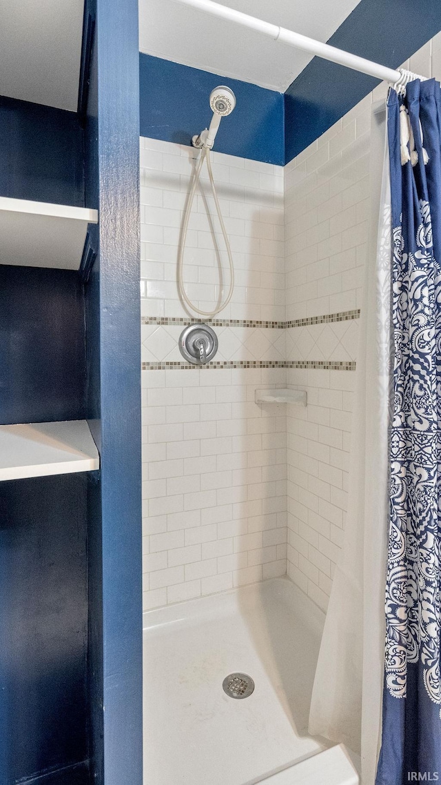 bathroom featuring a shower with curtain