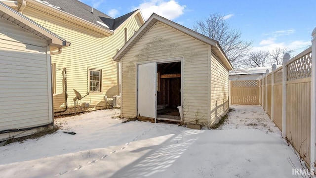 exterior space featuring a shed