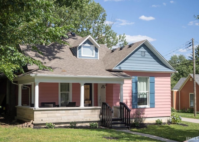 view of front of house with a front lawn