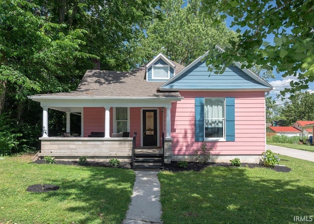 view of front of property featuring covered porch and a front lawn