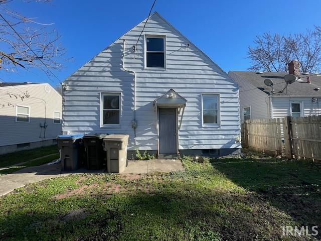 back of house featuring a yard