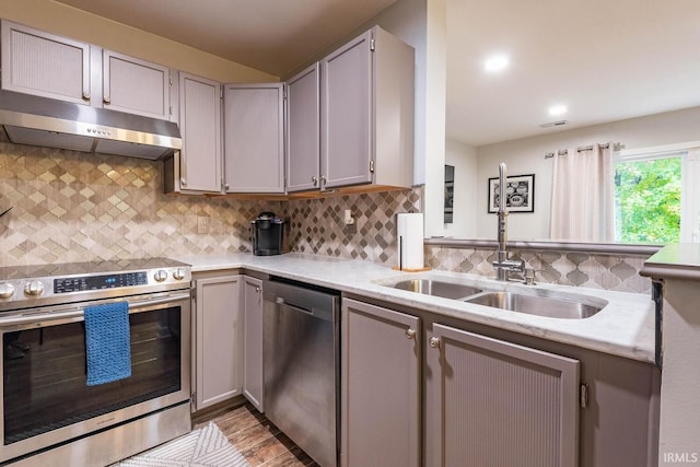 kitchen featuring gray cabinets, sink, appliances with stainless steel finishes, and light hardwood / wood-style flooring