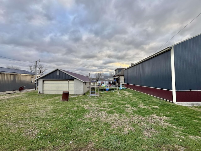 view of yard with an outbuilding