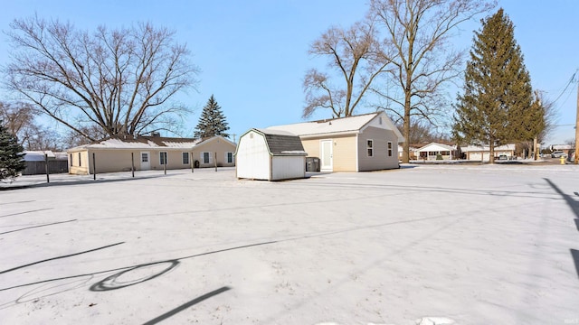 view of yard with a storage unit