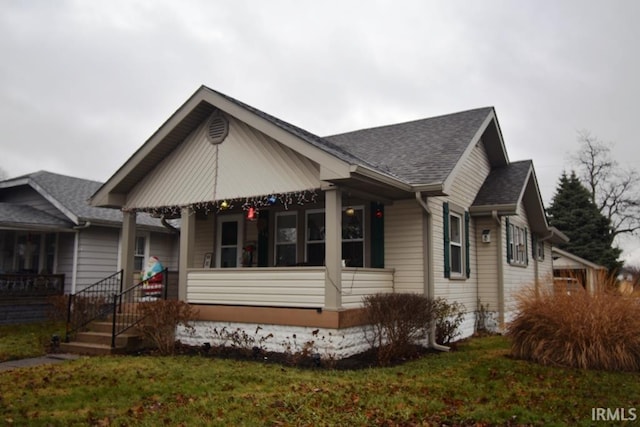 view of front of property featuring a porch and a front yard