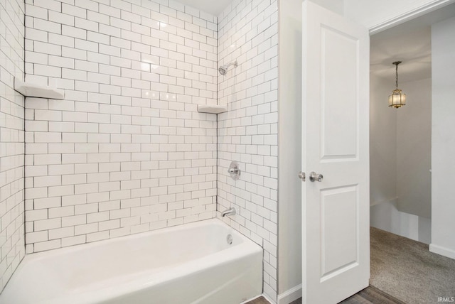 bathroom featuring tiled shower / bath