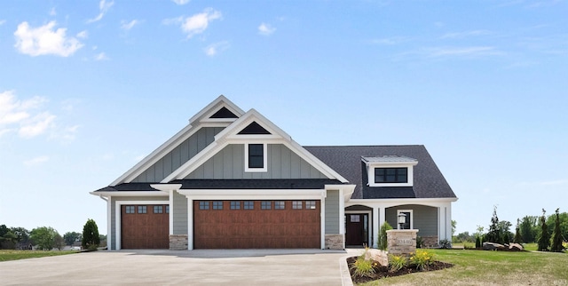 view of front of property featuring a front lawn and a garage