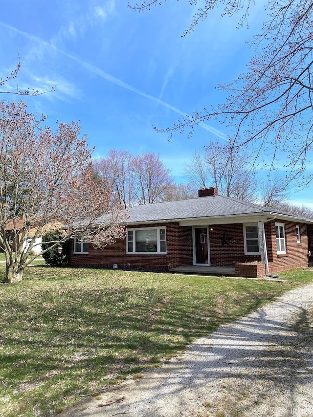 single story home featuring a front yard