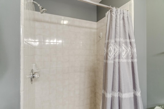 bathroom featuring a shower with shower curtain