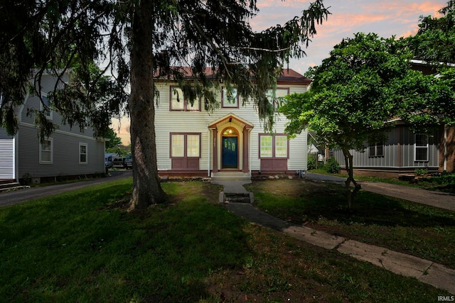 view of front facade featuring a lawn