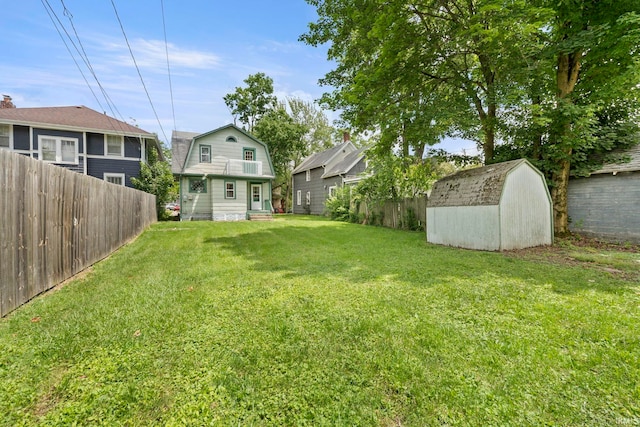 view of yard with a storage unit