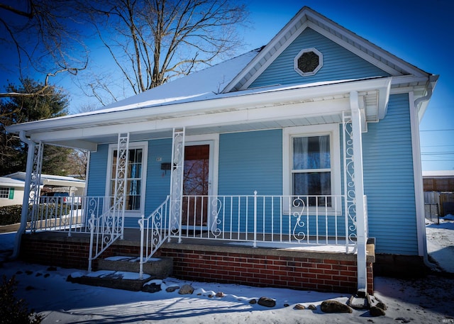 view of front of property featuring covered porch