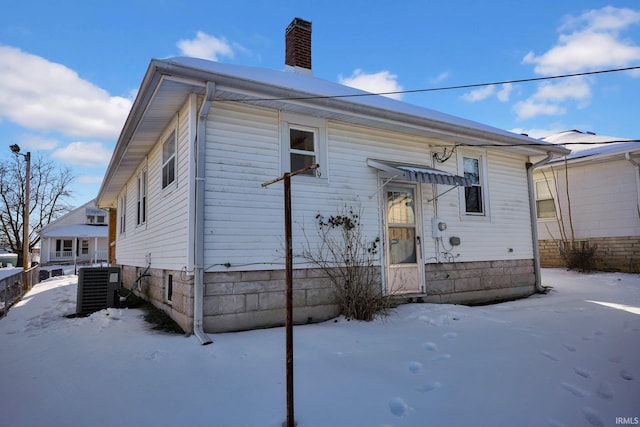 view of front facade featuring central AC unit