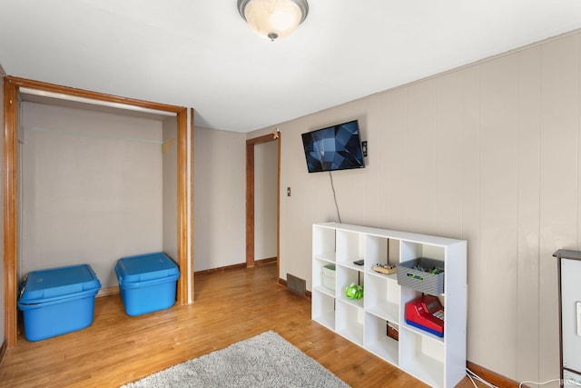 rec room with hardwood / wood-style floors