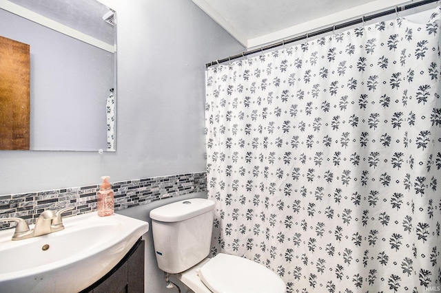 bathroom with vanity, curtained shower, tasteful backsplash, and toilet